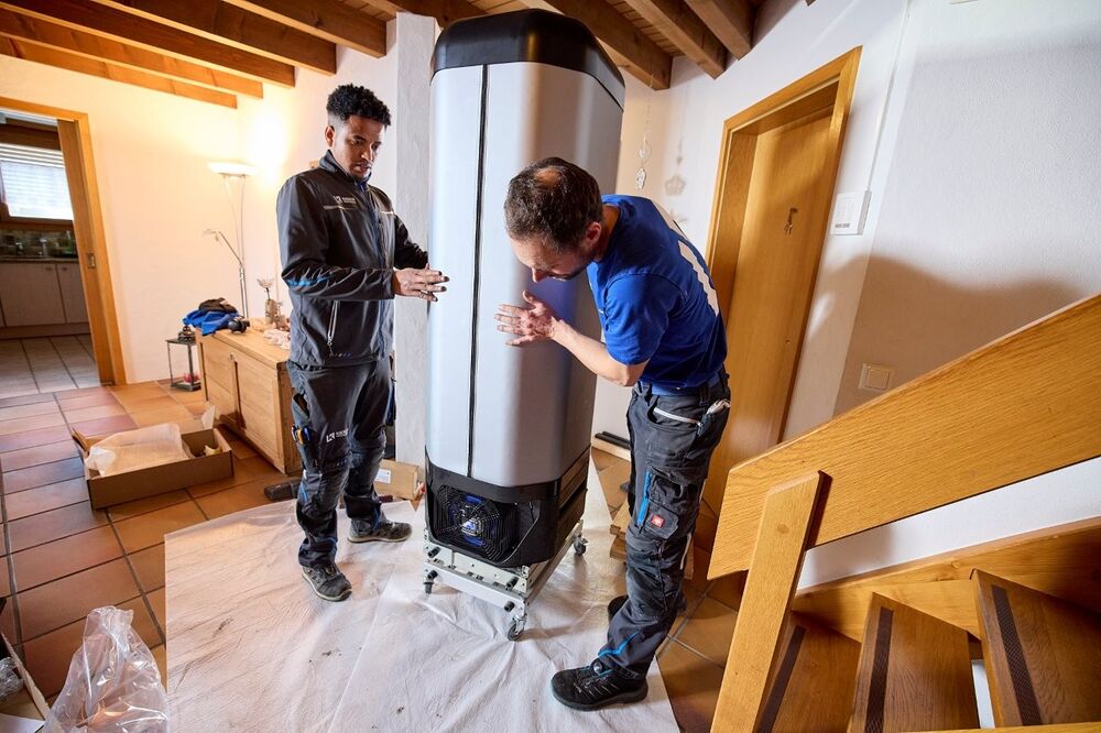 Damit Transport und Platzierung des neuen Aquapro-Ecotherma möglichst leichtfallen, hat Nussbaum einen speziellen Hubwagen entwickelt. Dieser ermöglicht den Installateuren rückenschonendes und zügiges Arbeiten.